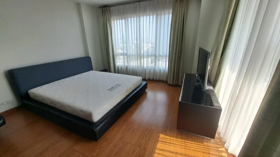 For rent, MB Grand Phahonyothin, 15th floor, studio room, spacious, open and comfortable, with a high view. You can't miss it. Book now.