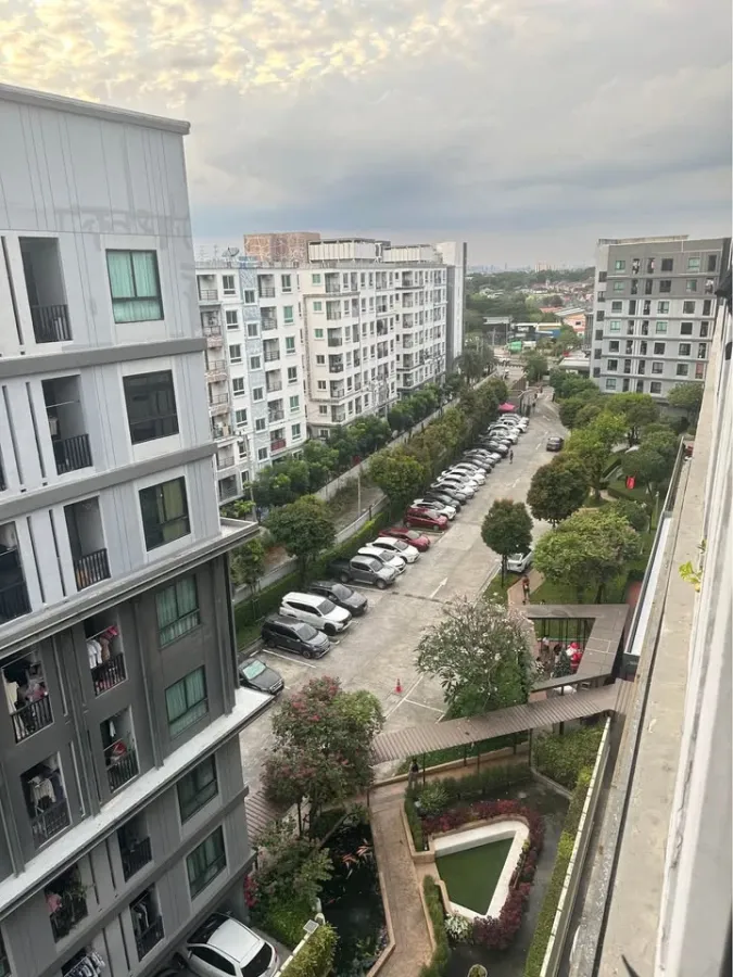 For sale or rent: UNIO Ramkhamhaeng - Serithai, 8th floor unit, high-quality built-in kitchen, swimming pool view. Book now!