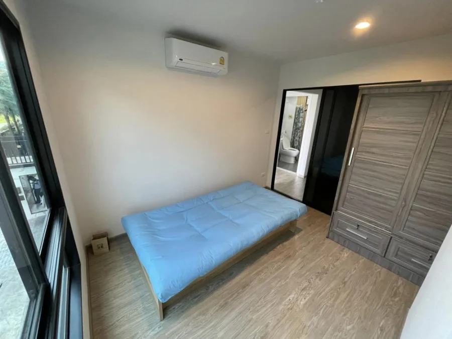 Hi Seacon Station for sale, 2nd floor, quiet room with furniture. Convenient travel. If interested, book now.