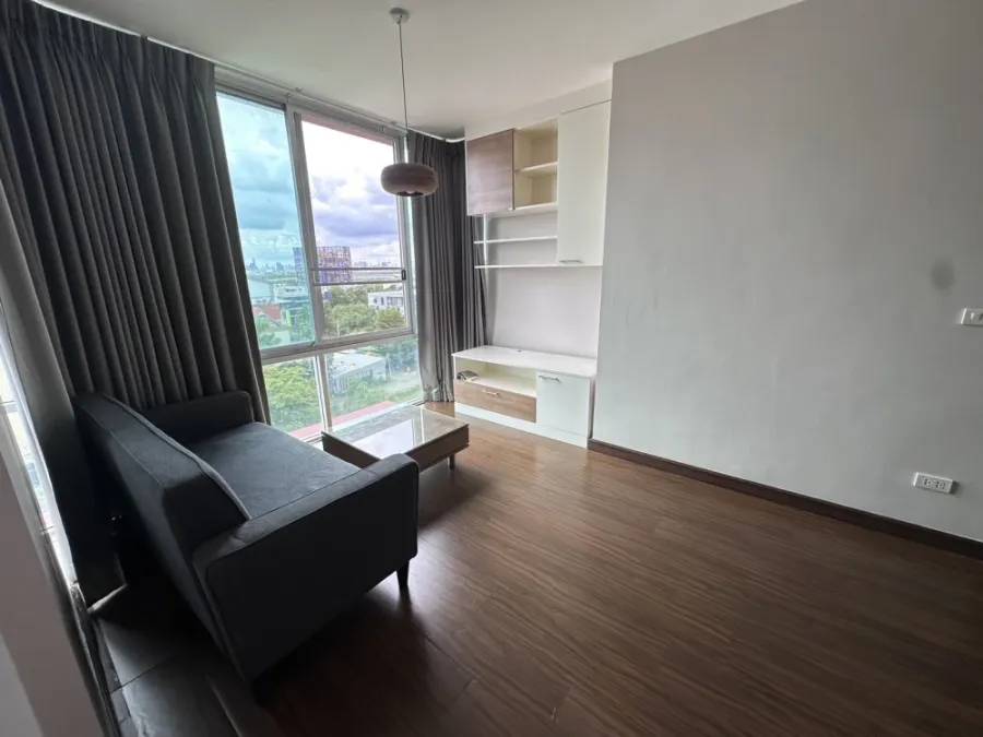For rent: The IRIS Rama 9-Srinakarin, 1 bedroom, 1 bathroom, spacious living area, great location, convenient transportation. Book now!