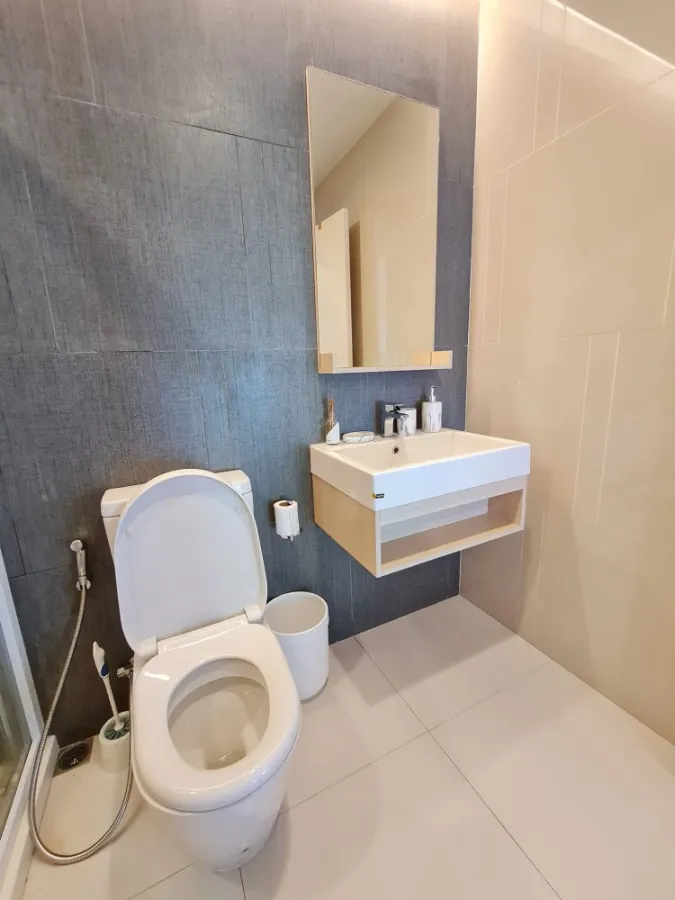 Condo for sale, rent, The Key Sathorn - Charoenrat, decorated with built-in marble pattern. Genuine leather sofa, very comfortable to sit on. Book now