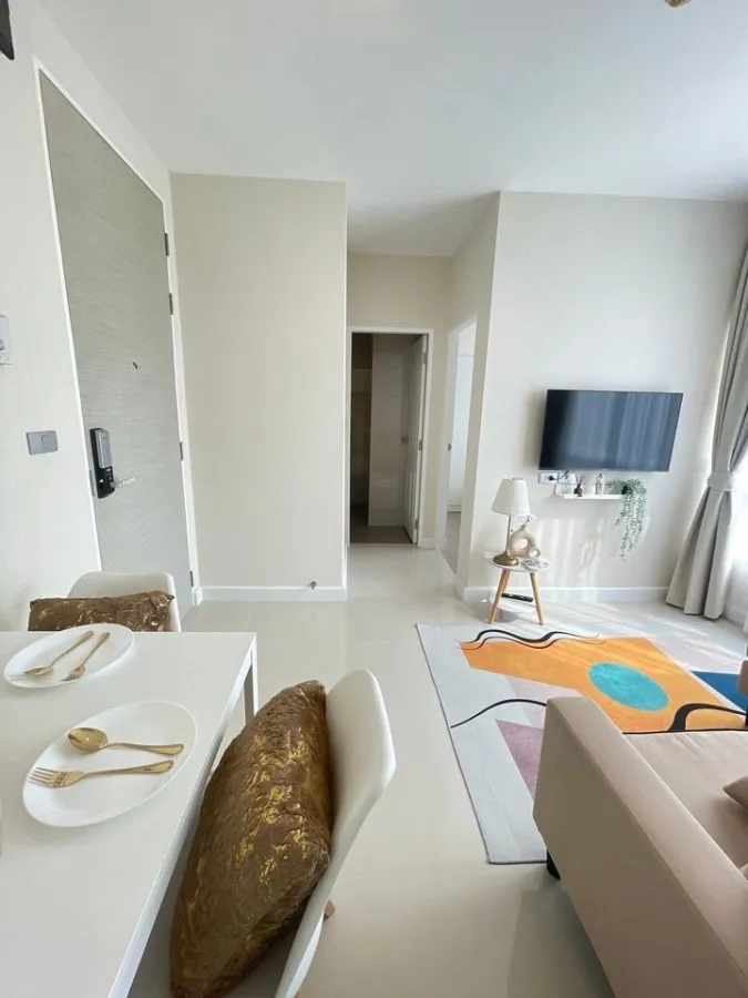 For rent: The Sky Sukhumvit, 3rd floor, beautiful room, large bed, well decorated. You can't reserve it anymore.