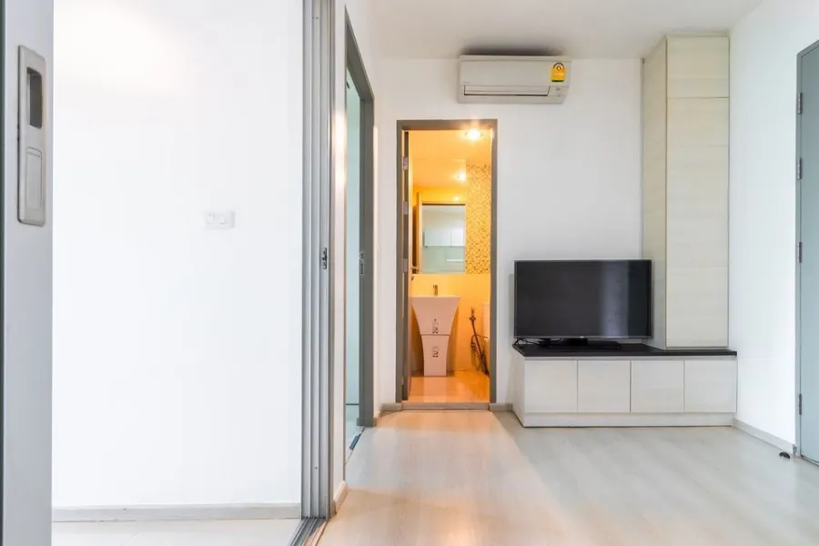 Condo for sale: Life Ratchadapisek, 1 bedroom, 1 bathroom, high floor, beautiful view, ready to move in. Book now.