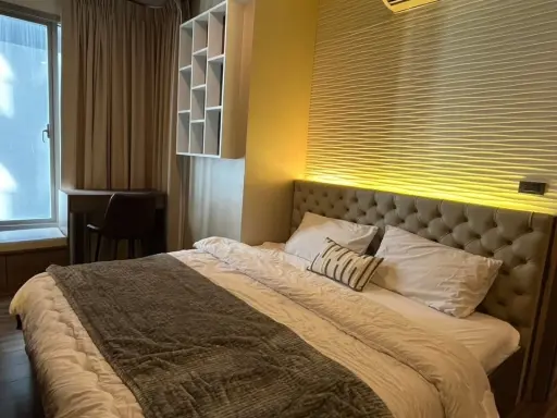 For rent: Ceil By Sansiri Ekkamai. Beautifully decorated with built-in furniture throughout, and fully equipped with electrical appliances. Book now!
