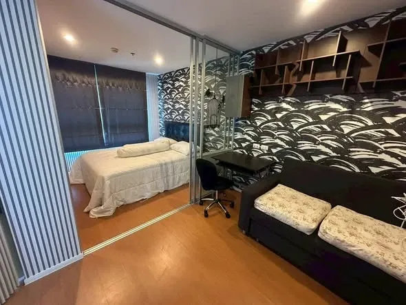 Selling a 1-bedroom, 1-bathroom unit at Lumpini Parkbeach Jomtien. Features high-quality wallpaper and stunning sea views. Book now!