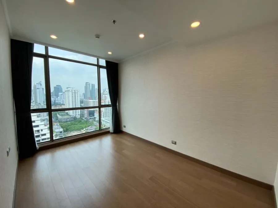 For rent Supalai Oriental Sukhumvit 39, empty room with kitchen, lots of usable space, definitely comfortable, hurry and book now.