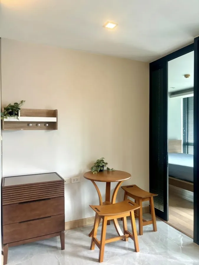 For rent: Socio Ruamrudee, corner room, 6th floor, very good view, fully furnished, just come and move in.