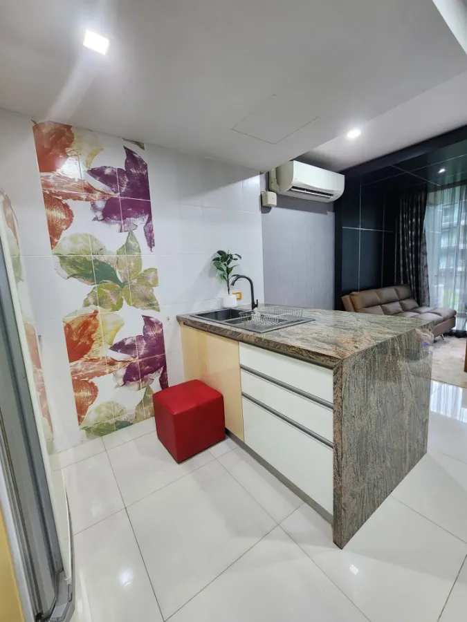 Condo Apus for rent, spacious room, lots of usable space, beautiful wallpaper, good location, don't miss out on this great deal.