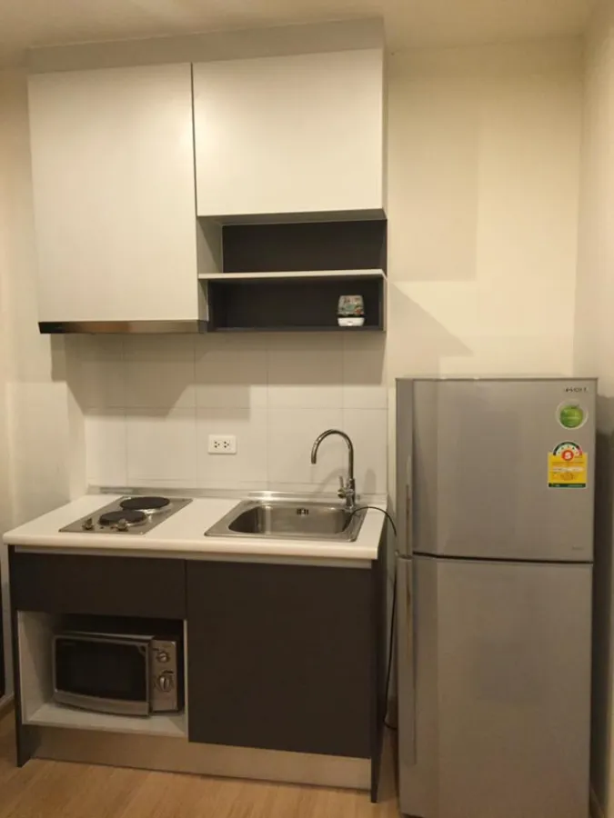 For rent, The Base Chaengwattana, this room is new, fresh and hot. Beautiful room, clean, good view, fully furnished. Don't wait, book now.