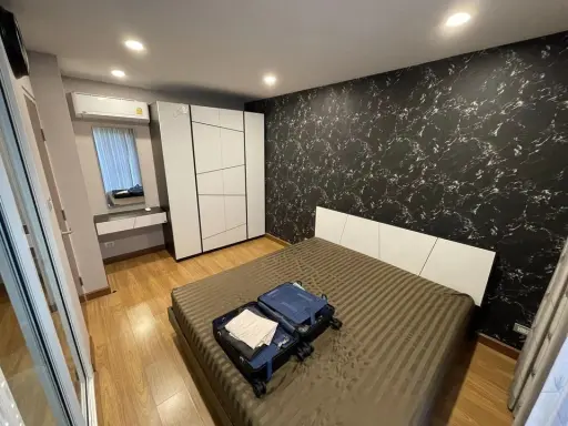 For rent, Tourmaline (Gold), Sathorn-Taksin, ready-to-move-in room, Buit-In, super cool, with wallpaper in the whole room, hurry up and book now.