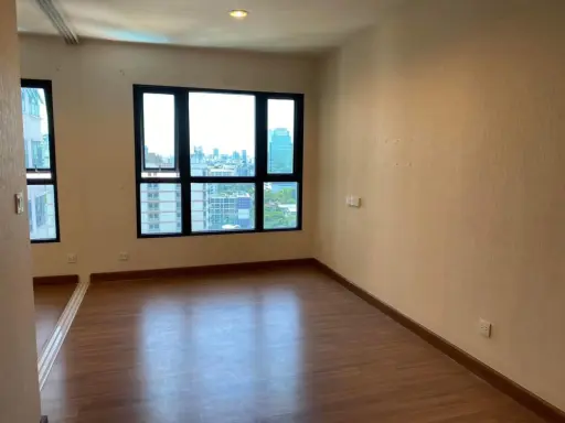 Condo for sale, The Crest Phahonyothin 11, large spacious room. Don't miss out on room decorating. Good price. Book now. images