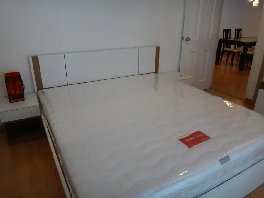Silom Grand Terrace for sale, very spacious room. Decorated with good furniture, the investment is worth it. It's good to live there yourself. Book no