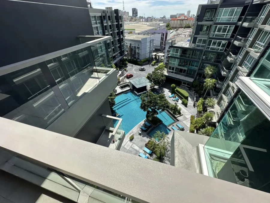 ขาย Apus condo พัทยากลาง ห้องแต่งสไตส์เรียบง่าย น่าอยู่ พร้อมโซฟาขนาดใหญ่น่านั่งนุ่มๆ จองด่วนจ้า