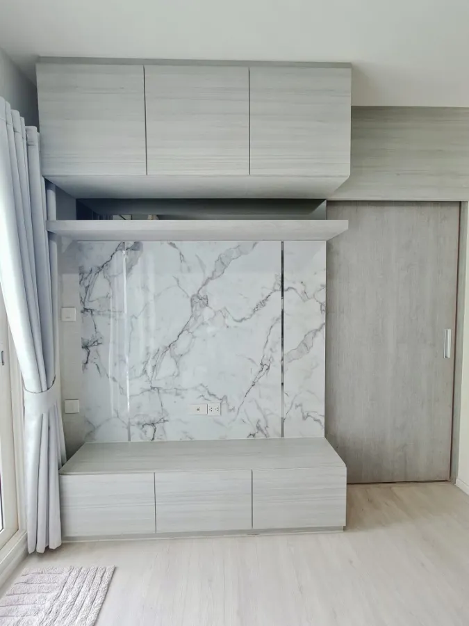 Condo for sale, rent, The Key Sathorn - Charoenrat, decorated with built-in marble pattern. Genuine leather sofa, very comfortable to sit on. Book now