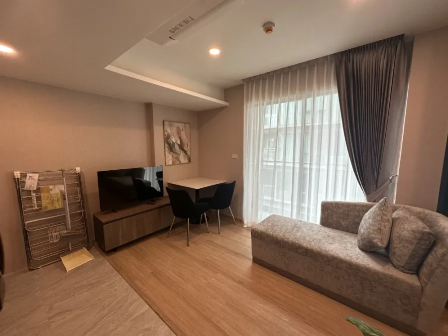 For rent condo LLOYD SOONVIJAI-THONGL, a nice room, fully furnished, appliances included, just bring your own luggage and move in.