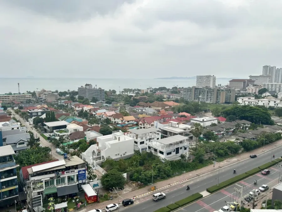 For rent: The Riviera Ocean Drive, spacious room with plenty of usable space, comes with a private Jacuzzi on the balcony, great location, book now!