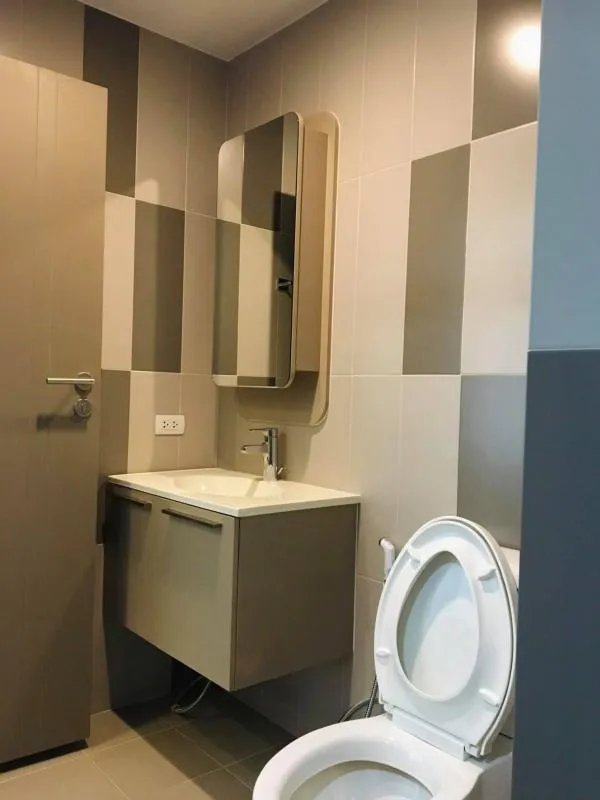 For rent Teal Sathorn-Taksin Spacious room, lots of usable space, very good view of BTS. If interested, hurry to reserve before it slips out.