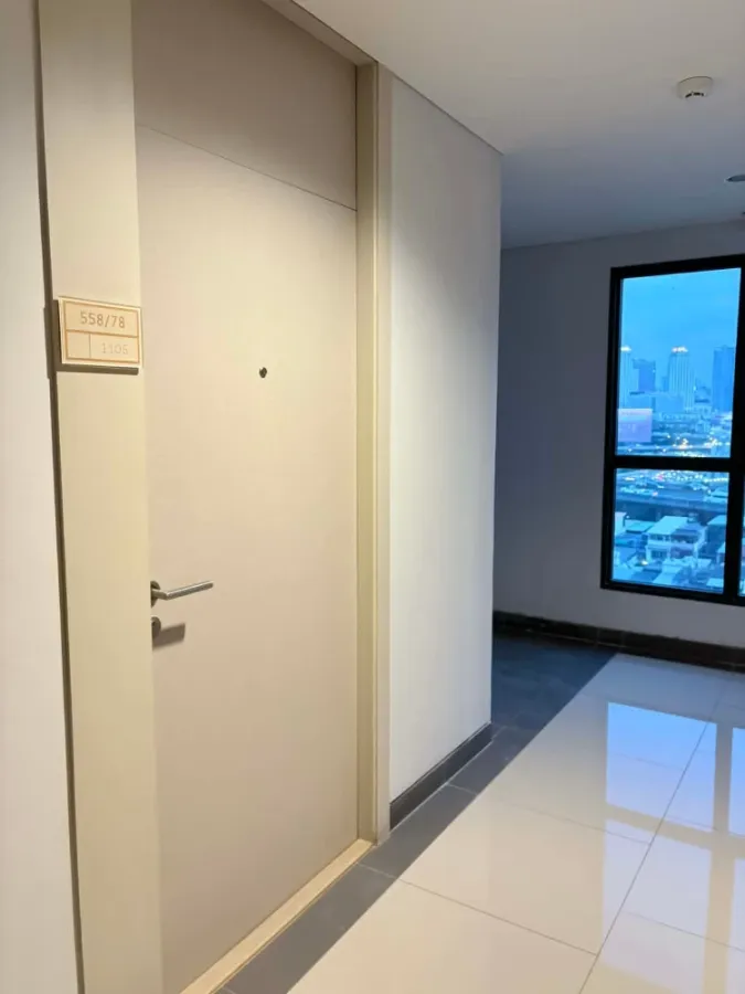 For rent: Lumpini Suite Dindaeng-Ratchaprarop. A lovely room with high-quality built-in furniture. Don't miss out!