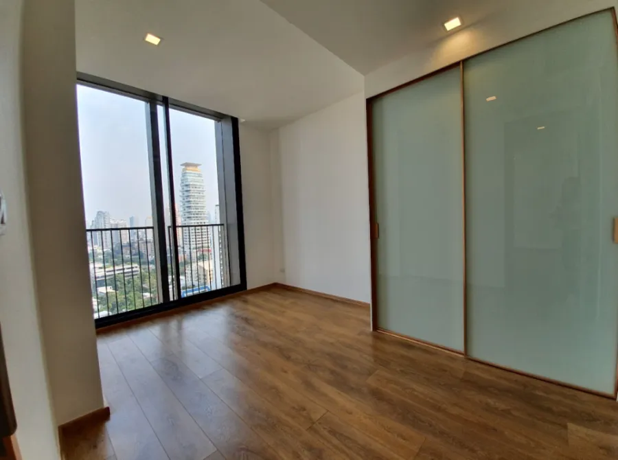 Condo for rent, Noble B Sukhumvit 33, high floor room, good view, comes with full amenities.