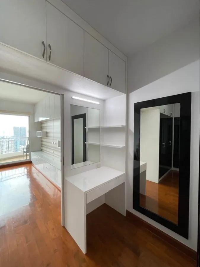 For rent: Supalai River Resort, 41st floor, highest floor, next to the Chao Phraya River, Sathorn city view, magnificent view, must book.