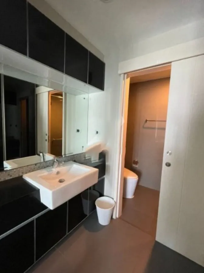 For rent, The Crest Sukhumvit 34, near BTS Thonglor, convenient transportation, don't miss it.