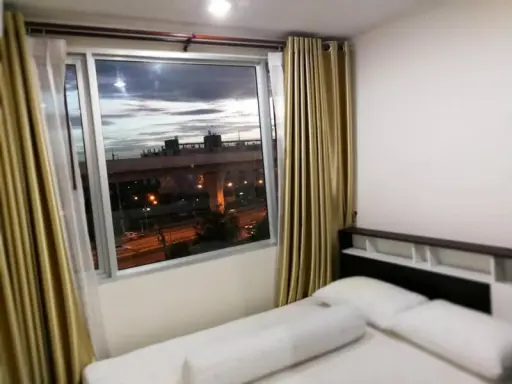 Condo Sammakorn S9 Condominium for rent, fully furnished, ready to move in. The atmosphere is very satisfying with the view of the MRT. Let's move.