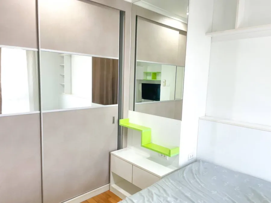 For sale or rent: Lumpini Park Riverside - Rama 3. Corner unit offering privacy, high-quality built-in furniture, and beautiful view. Book now!