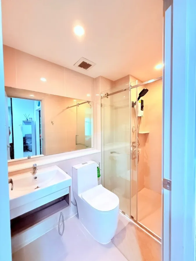 Condo for rent at Aspire Asoke - Ratchada. Fully furnished and ready to move in. Everything you need is here. Book now! Don't miss this opportunity.