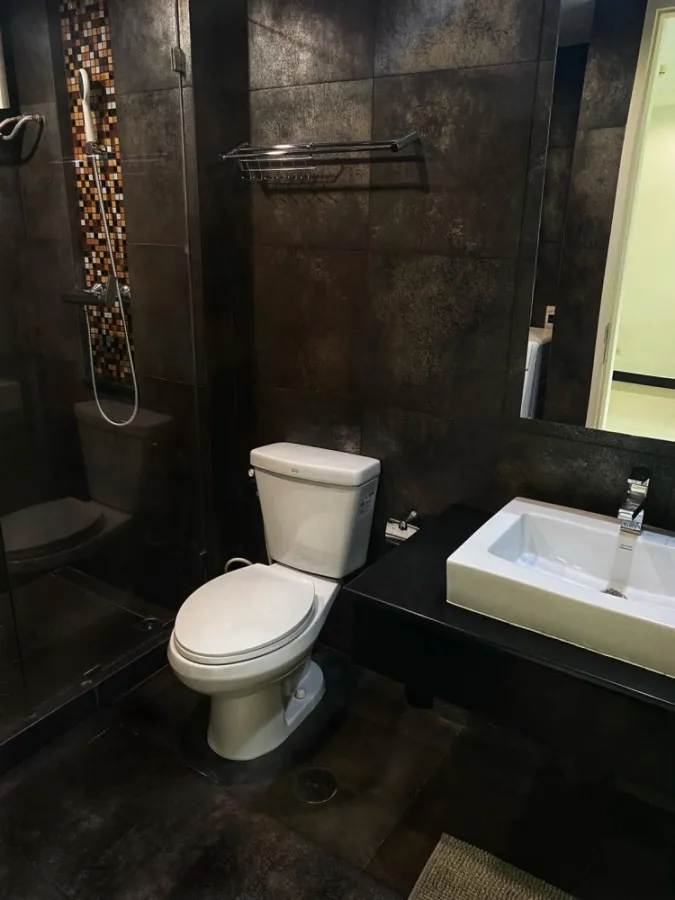 Sell and rent Voque Sukhumvit 16, very spacious room decorated in clean white tones. The price is very pocket-friendly. Must book now.