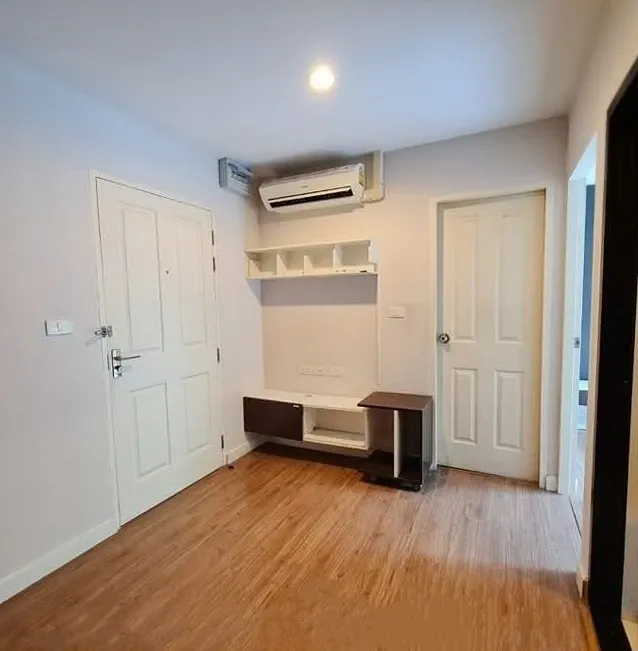 Hallmark Ngamwongwan condo for rent. Nice room, great location, convenient transportation, fully furnished. You can't miss this opportunity!