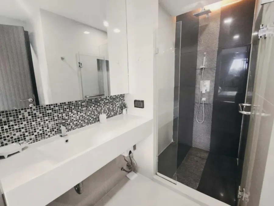 For rent: RHYTHM SUKHUMVIT 44/1, the room has a lot of usable space, fully furnished, you can't miss out on booking it.