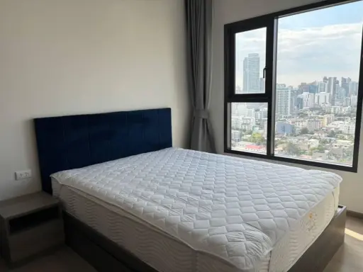 For rent: The Base Phetchaburi - Thonglor, 25th floor unit. Great atmosphere and location; not next to the fire escape or garbage room, and not at a t