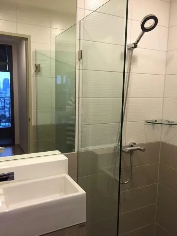 For rent, Ideo Q Chula-Samyan, 20th floor, pool view, built-in furniture. Separate kitchen, book now!