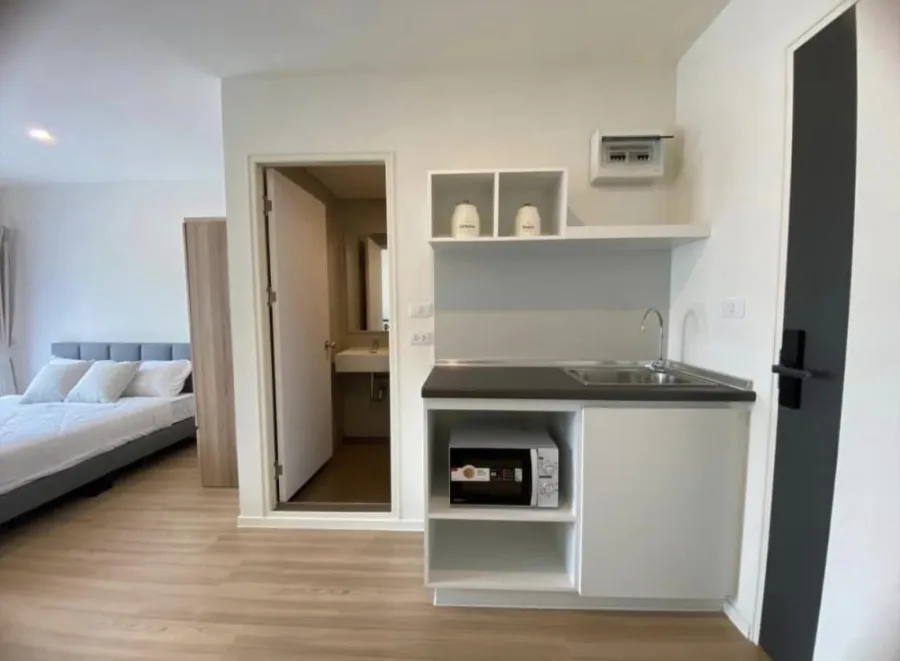For rent, Lumpini Ville Chaengwattana 10, top floor, nice room, complete facilities. If interested, you need to reserve it.