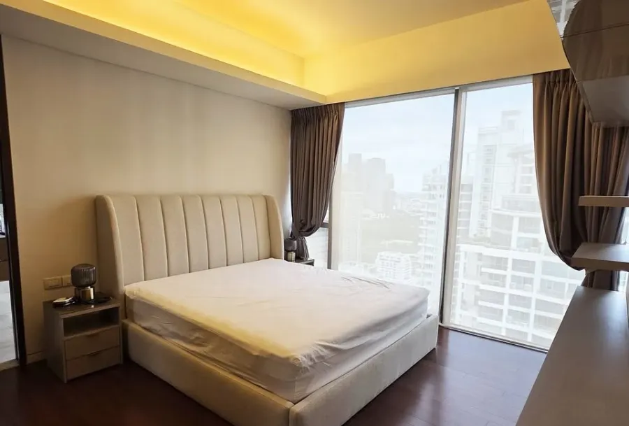 For rent: Hansar Rajdamri. Spacious room with ample living space, fully furnished, and with a private elevator. Book now!