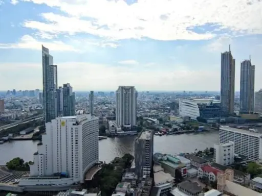 ขายด่วน!! สเตท ทาวเวอร์ คอนโดมิเนียม สิ่งอำนวยความสะดวกครบครัน รีบจองเลย!!
