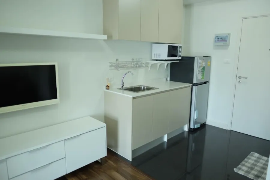 For sale and rent, A Space Bangna, high floor, separated room. The furniture is bright and ready to move in. You can live in it yourself.