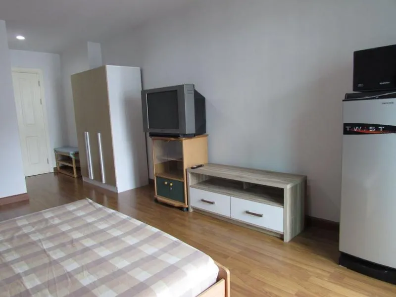 For rent Regent Home 18 Chaengwattana-Laksi. The building has a swimming pool. gym meet your needs