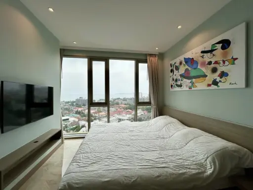 For rent: The Riviera Ocean Drive, spacious room with plenty of usable space, comes with a private Jacuzzi on the balcony, great location, book now!