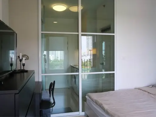 For rent: Chapter One Eco Ratchada-Huai Khwang. Complete facilities Just carry your bag and move in.