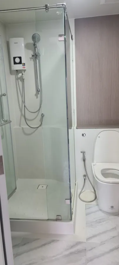 Condo for rent, The Belgravia @ Ratchada-Lat Phrao 15, partitioned room decorated with marble pattern. The high floor is good. Reserve quickly.