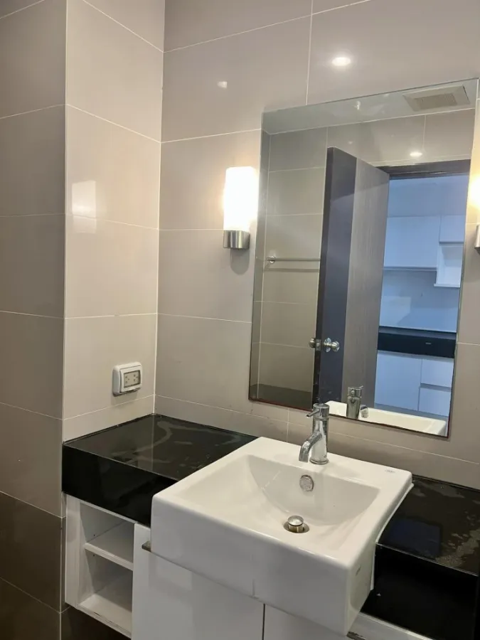 Condo for rent, Supalai River Resort, 19th floor, river view, STUDIO room, super wide. If interested, hurry to reserve.