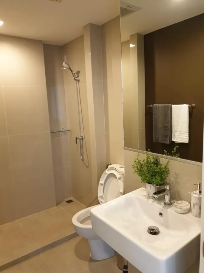 Condo for sale, rent, Chambers Chan, Lat Phrao-Wang Hin. Corner room is very private. Swimming pool view, don't miss it.
