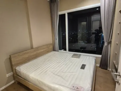 For rent: The Saint Residences, very high floor room with quality furniture, just bring your bag and move in.