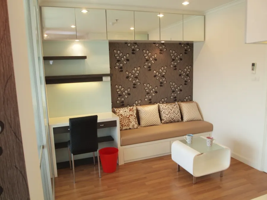 For rent, Lumpini Place Ratchayothin, room with nice wallpaper There is a good front loading washing machine. You can reserve it now.