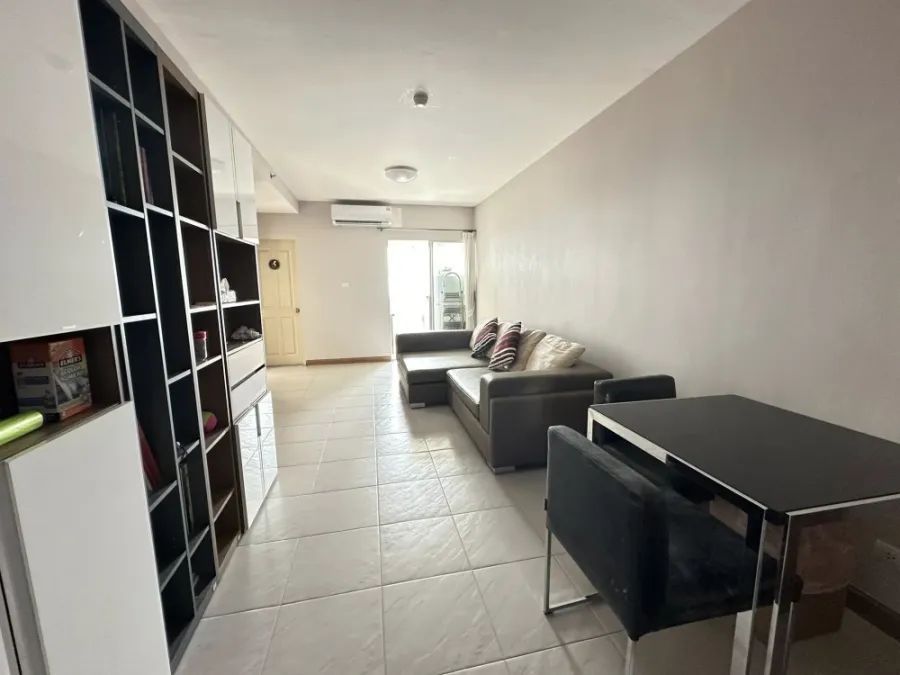 For rent: Supalai Park Kaset, room with wallpaper, fully furnished, very spacious. Book now to secure your unit!
