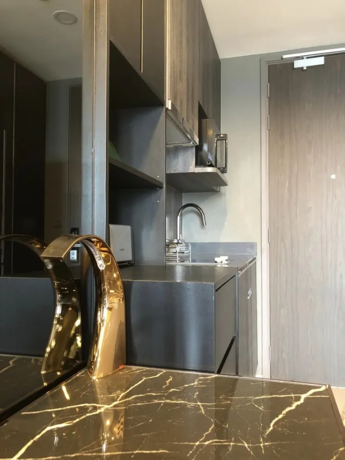 For rent: Ashton Chula-Silom, fully furnished, luxuriously decorated, high view, not blocked, ready to book now.