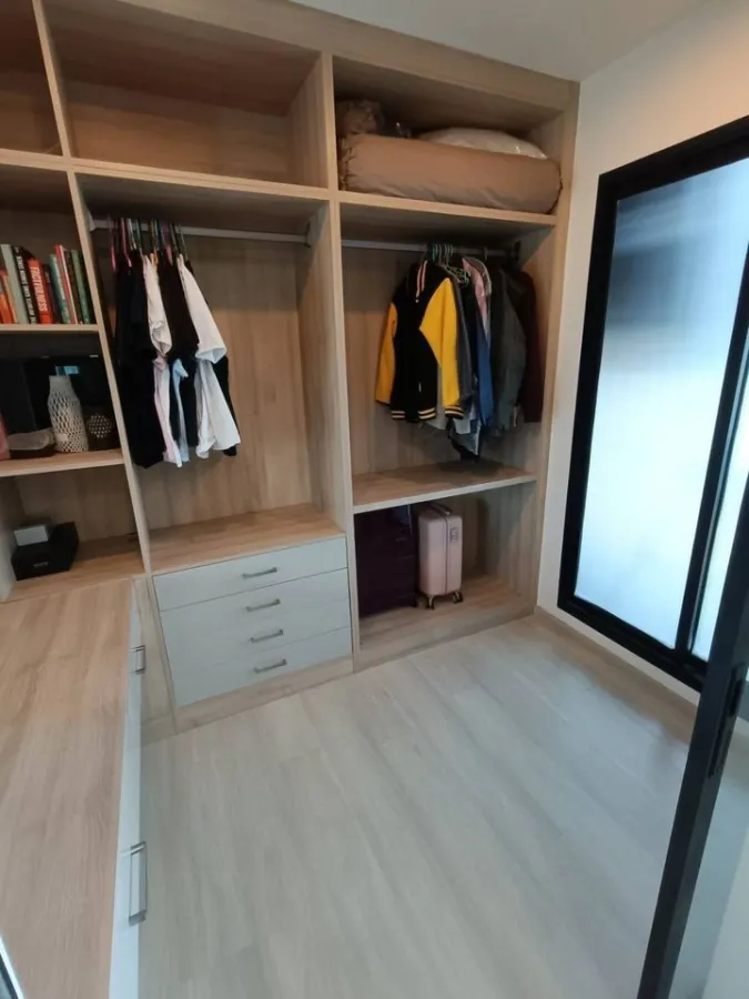 For rent: Life Asoke, 20th floor, beautifully decorated room with built-in Walk-In Closet, very livable. If you don't reserve, you'll regret it.