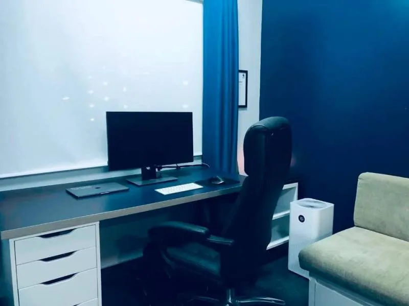 ห้องไม่มีตึกบัง เฟอร์นิเจอร์และเครื่องใช้ไฟฟ้าครบ จัดวางเป็นสัดส่วน เช่าเลย คอนโด เอ สเปซ อโศก-รัชดา