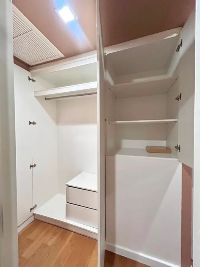 Condolette Light Convent for rent. Wallpapered throughout, fully furnished with high-quality furniture. A must-see!